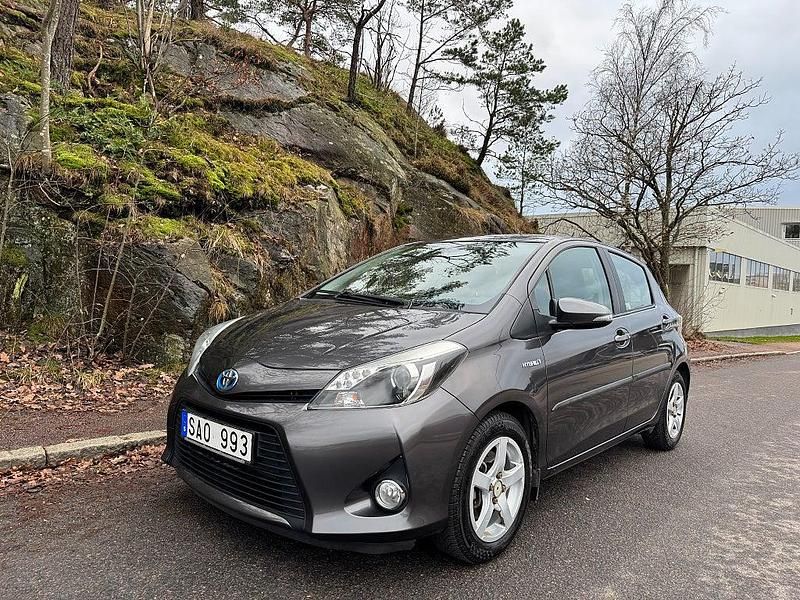 Mörkgrå Begagnad 2013 Toyota Yaris Hybrid Active Halvkombi | 89 900 kr (Marknadspris) - Bild 1/4