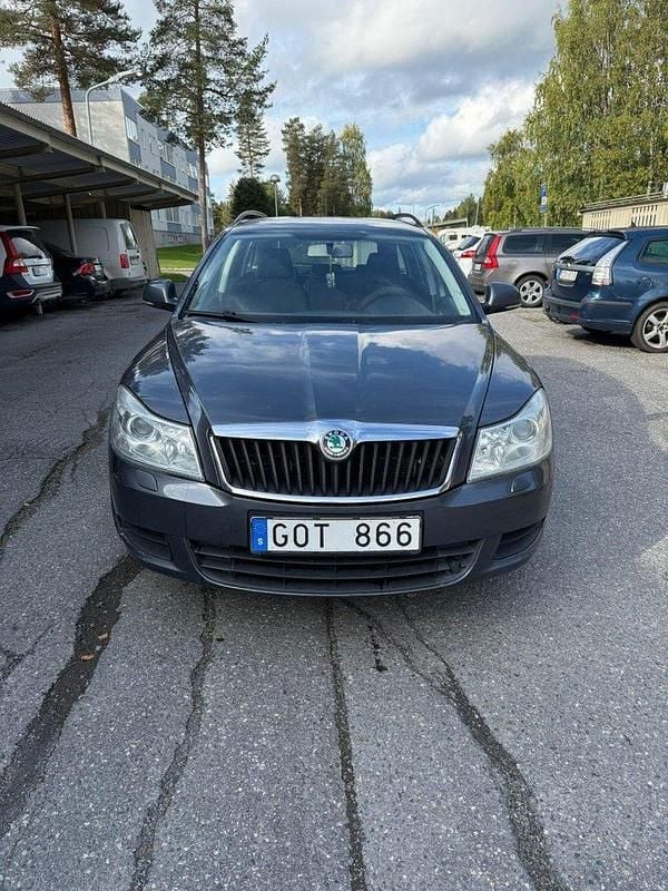 Grå Begagnad 2011 Skoda Octavia Ambiente Kombi | 52 900 kr (Bra pris) - Bild 1/4