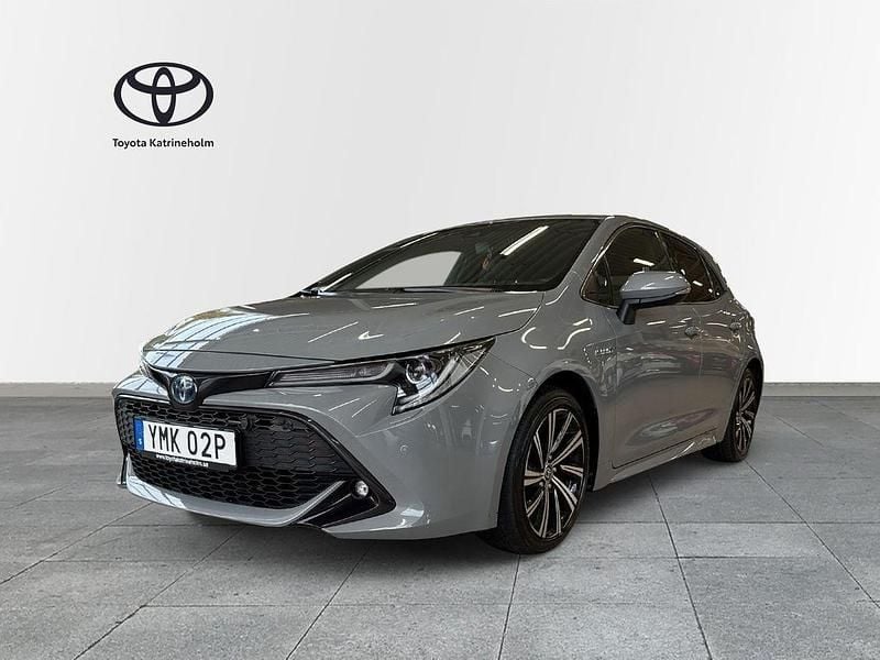Grå Begagnad 2021 Toyota Corolla Hybrid Style Halvkombi | 228 900 kr (Marknadspris) - Bild 1/3
