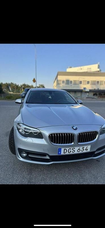 Silver Begagnad 2014 BMW 520 Sedan | 139 000 kr (Marknadspris) - Bild 1/4