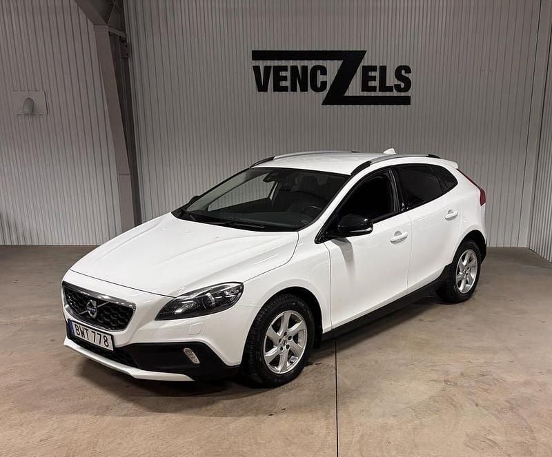 Begagnad Volvo V40 CC Momentum 116 HK (85 kW) 2015 Vit Kombi
