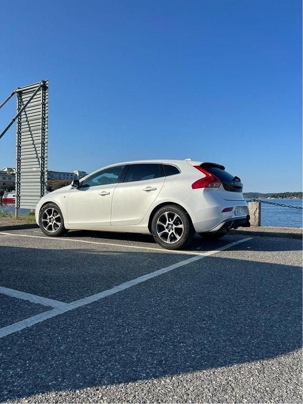 Vit Begagnad 2015 Volvo V40 Momentum Kombi | 125 000 kr (Marknadspris) - Bild 1/4