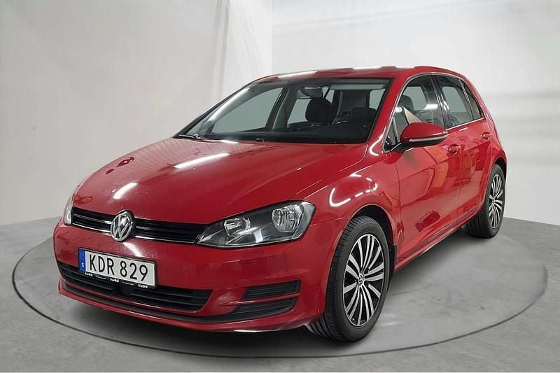 Röd Begagnad 2017 VW Golf VII | 134 800 kr (Marknadspris) - Bild 1/4