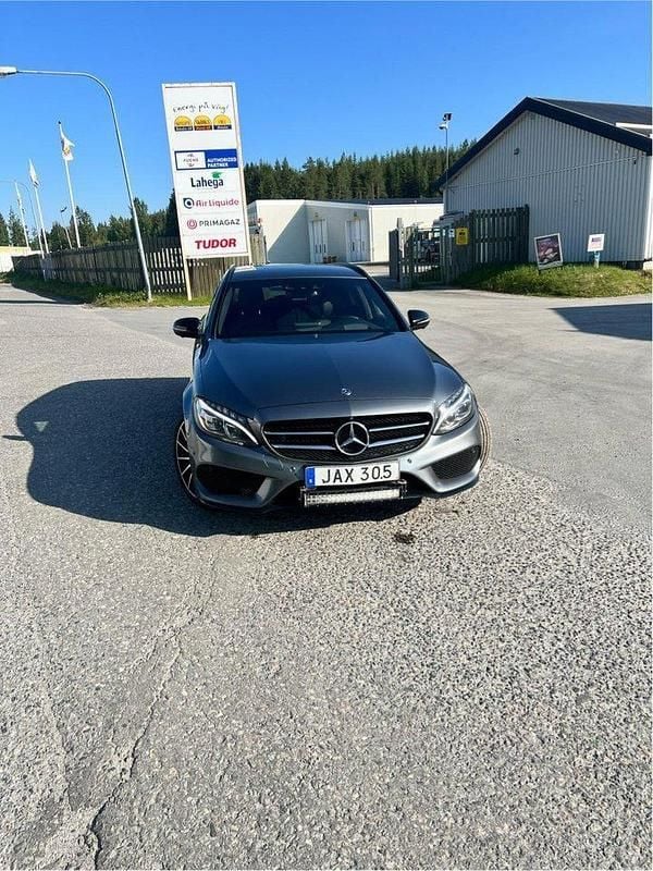 Grå Begagnad 2017 Mercedes C220 AMG line Kombi | 225 000 kr (Marknadspris) - Bild 1/4