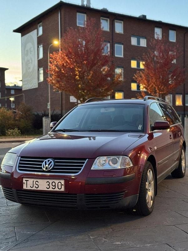 Röd Begagnad 2003 VW Passat Trendline Kombi | 22 000 kr (Marknadspris) - Bild 1/4