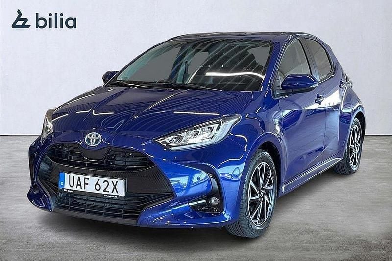 Mörkblå Begagnad 2022 Toyota Yaris Hybrid Active Halvkombi | 239 900 kr (Lite dyr) - Bild 1/4