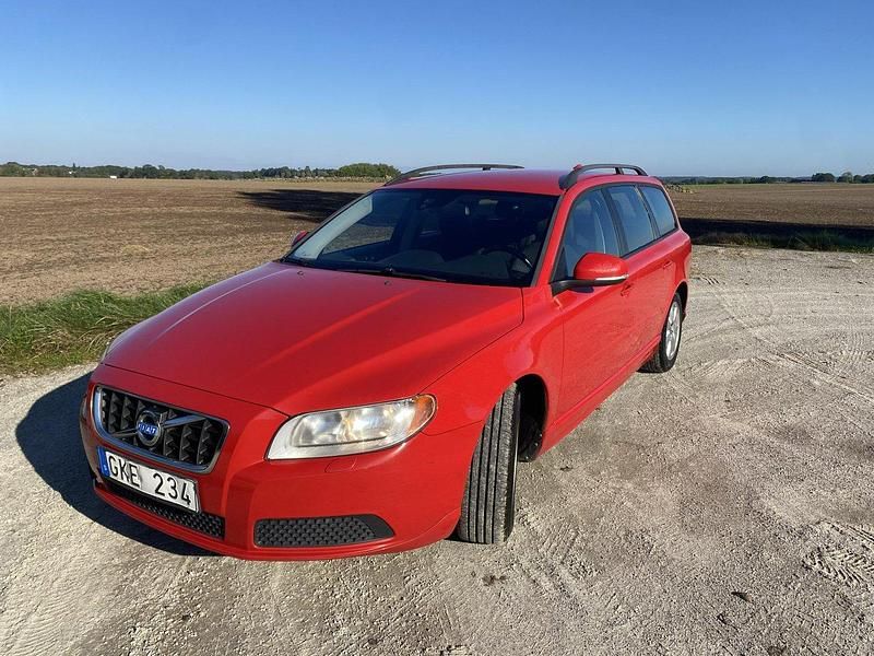 Röd Begagnad 2012 Volvo V70 Drive Kinetic Kombi | 55 000 kr (Marknadspris) - Bild 1/4