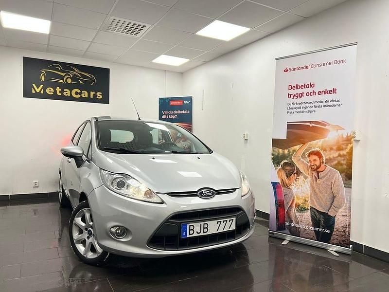 Begagnad Ford Fiesta Titanium 82 HK (60 kW) 2013 Grå Halvkombi