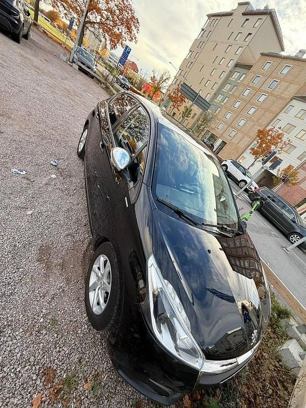 Svart Begagnad 2017 Peugeot 208 Halvkombi | 48 500 kr (Bra pris) - Bild 1/4