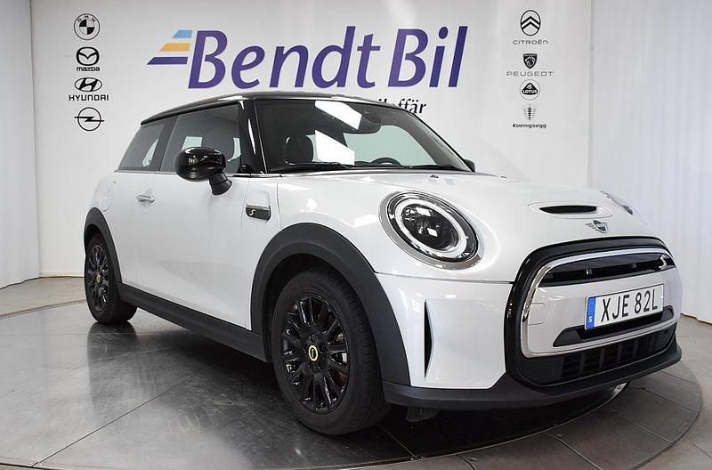 Begagnad Mini Cooper SE Essential 135 kW (184 HK) 2022 Silver Halvkombi