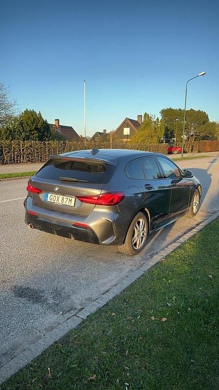 Grå Begagnad 2021 BMW 118 M Sport Halvkombi | 249 000 kr (Lite dyr) - Bild 1/4