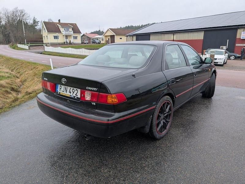 Begagnad Toyota Camry 184 HK (135 kW) 2000 Svart Sedan