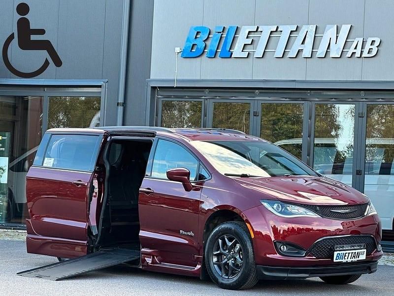 Röd Begagnad 2018 Chrysler Pacifica Minibuss | 429 900 kr - Bild 1/4