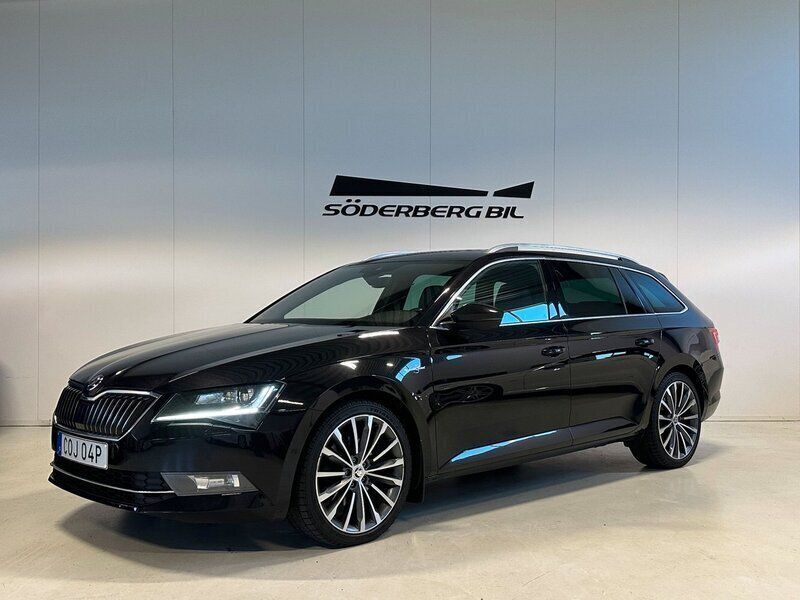 Svart Begagnad 2019 Skoda Superb LAURIN & KLEMENT Kombi | 194 900 kr (Marknadspris) - Bild 1/4