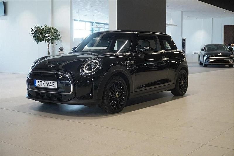 Svart Begagnad 2022 Mini Cooper Classic Halvkombi | 209 500 kr (Marknadspris) - Bild 1/4