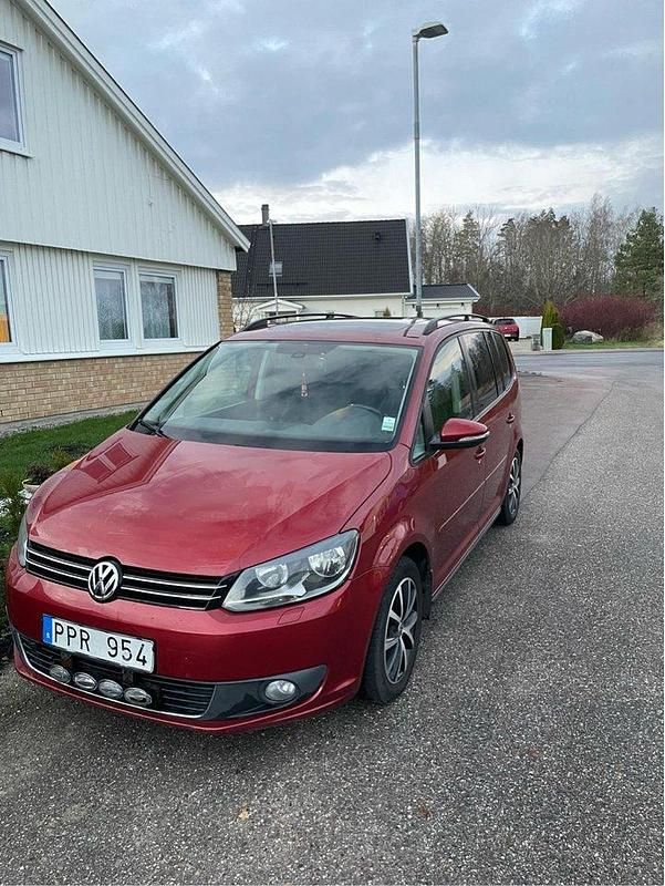 Röd Begagnad 2014 VW Touran Minibuss | 119 000 kr (Dyr) - Bild 1/4