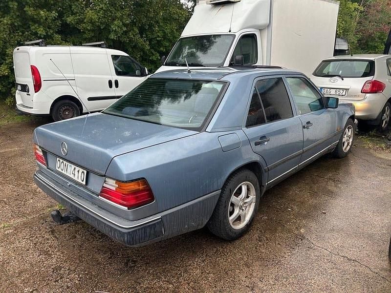 Begagnad Mercedes E200 105 HK (77 kW) 1989 Blå Sedan