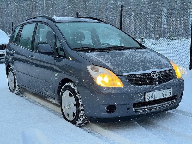 Blå Begagnad 2002 Toyota Corolla Verso Minibuss | 39 900 kr - Bild 1/4