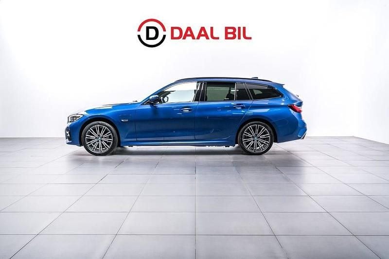 Blå Begagnad 2022 BMW 330 M Sport Kombi | 339 700 kr (Marknadspris) - Bild 1/4
