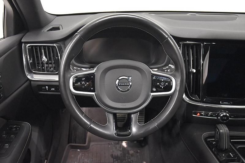 Begagnad Volvo V60 R-Design 253 HK (186 kW) 2021 Svart Kombi