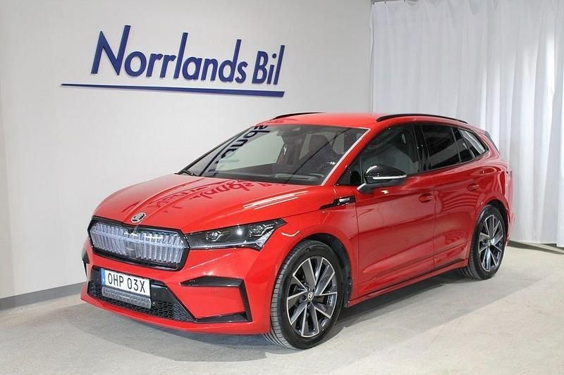 Röd (velvet red metallic) Begagnad 2025 Skoda Enyaq iV SportLine SUV | 569 900 kr (Marknadspris) - Bild 1/4