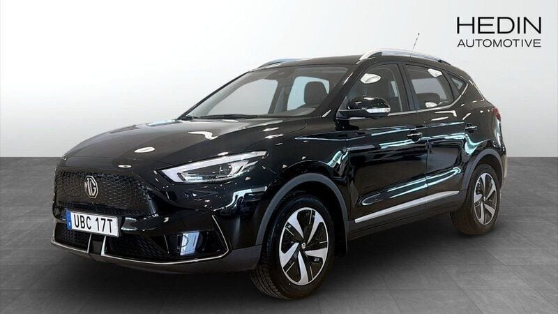 Svart (black) Begagnad 2021 MG ZS Luxury Sedan | 244 900 kr (Superpris) - Bild 1/4