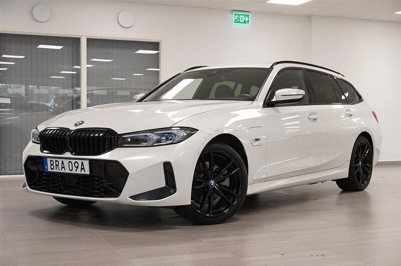 Vit Begagnad 2022 BMW 330e M Sport Kombi | 549 800 kr - Bild 1/4