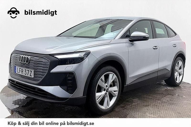 Silver Begagnad 2023 Audi Q4 Sportback e-tron Sport SUV | 409 900 kr (Bra pris) - Bild 1/3
