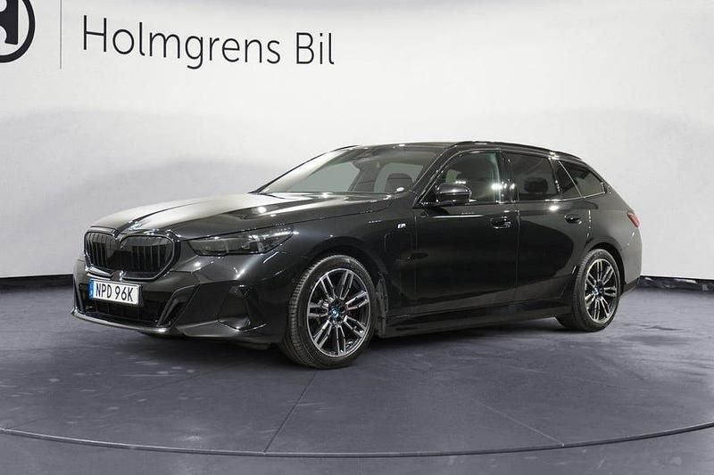 Safirsvart metallic Begagnad 2025 BMW 530 M Sport Kombi | 649 800 kr - Bild 1/4