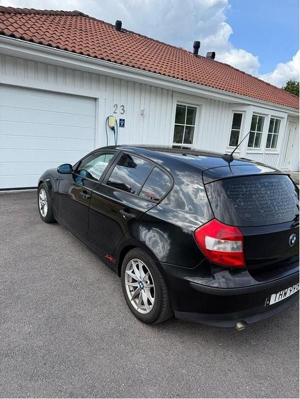 Svart Begagnad 2007 BMW 118 Halvkombi | 40 000 kr (Marknadspris) - Bild 1/4