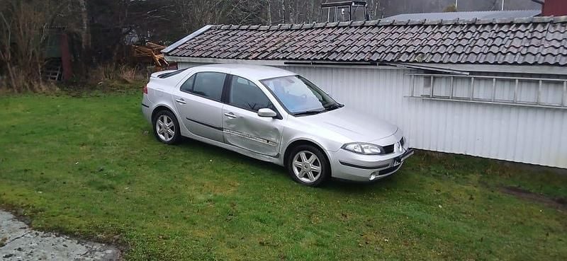 Grå Begagnad 2006 Renault Laguna II Halvkombi | 12 000 kr - Bild 1/4