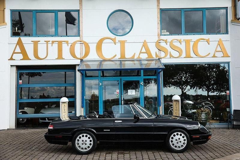 Begagnad Alfa Romeo Spider 126 HK (92 kW) 1993 Svart metallic Cab
