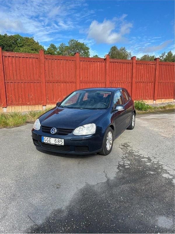 Blå Begagnad 2007 VW Golf V Halvkombi | 12 000 kr (Superpris) - Bild 1/4