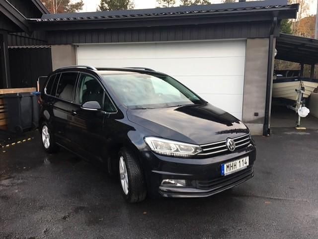 Svart Begagnad 2016 VW Touran Minibuss | 205 000 kr (Marknadspris) - Bild 1/4