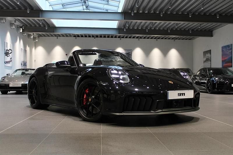 Svart Ny 2026 Porsche 911 Cab | 2 299 600 kr - Bild 1/4