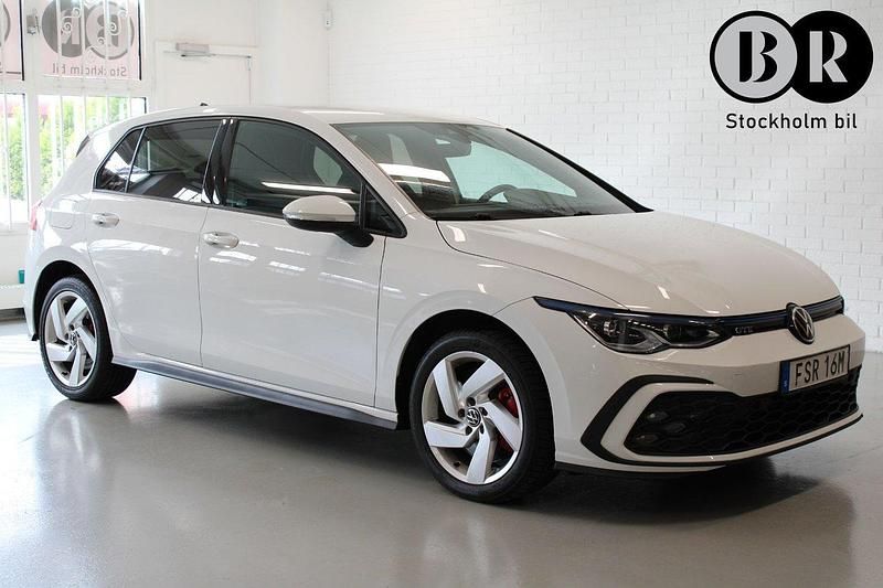 Vit Begagnad 2021 VW Golf VIII GTE Halvkombi | 264 900 kr (Marknadspris) - Bild 1/4
