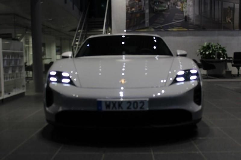 Begagnad Porsche Taycan Sport Turismo 380 kW (517 HK) 2023 Crayon Kombi