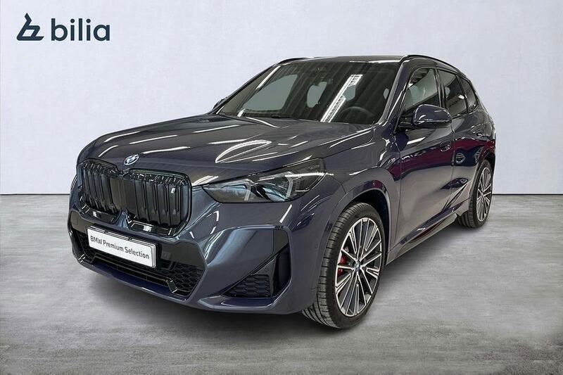 Lila Begagnad 2023 BMW iX1 M Sport SUV | 519 900 kr (Marknadspris) - Bild 1/4