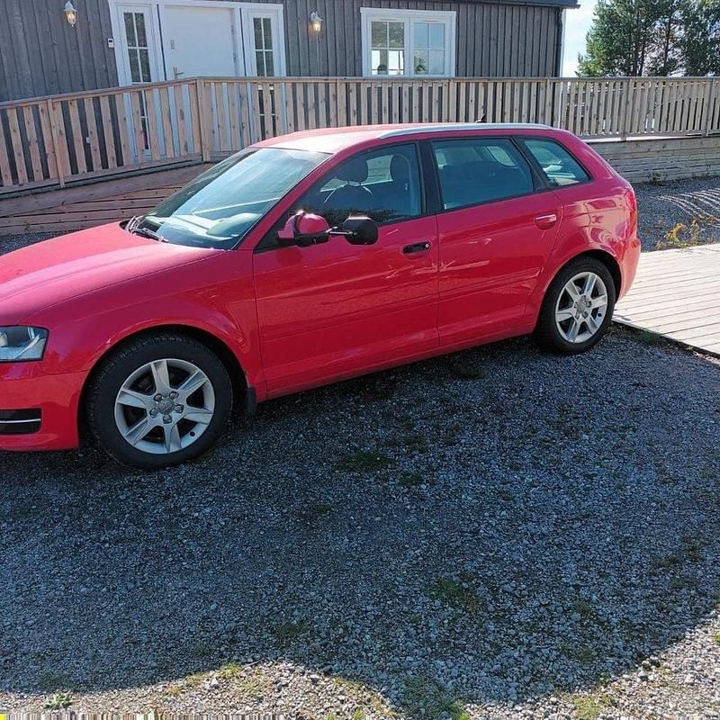 Röd Begagnad 2012 Audi A3 Sportback Attraction Halvkombi | 69 000 kr (Superpris) - Bild 1/1