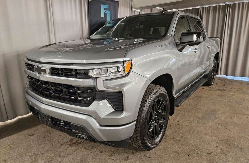Mörkgrå (grå) Ny 2025 Chevrolet Silverado Van | 1 056 130 kr (Superpris) - Bild 1/2
