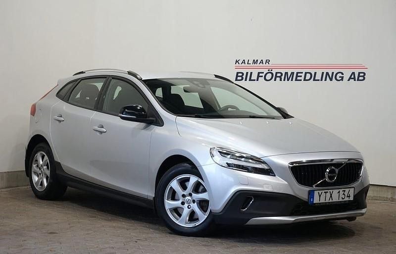 Silver Begagnad 2017 Volvo V40 CC Momentum Kombi | 159 900 kr (Marknadspris) - Bild 1/4