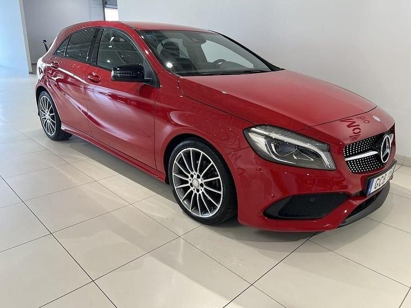 Röd Begagnad 2017 Mercedes A180 AMG Halvkombi | 159 900 kr (Marknadspris) - Bild 1/4