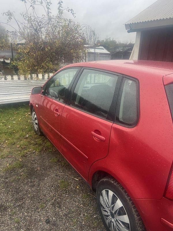 Röd Begagnad 2003 VW Polo Trendline Halvkombi | 15 500 kr (Superpris) - Bild 1/4