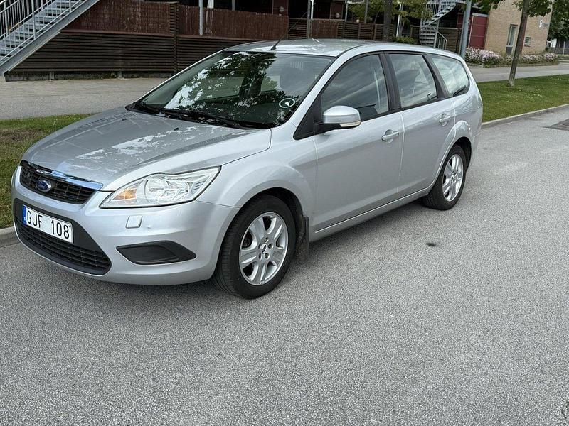 Grå Begagnad 2010 Ford Focus Trend Kombi | 27 000 kr (Marknadspris) - Bild 1/4