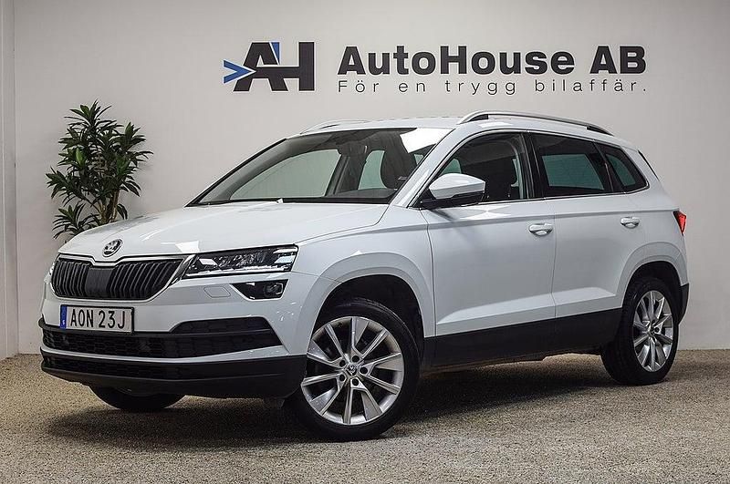 Vit Begagnad 2019 Skoda Karoq SUV | 209 000 kr (Marknadspris) - Bild 1/4