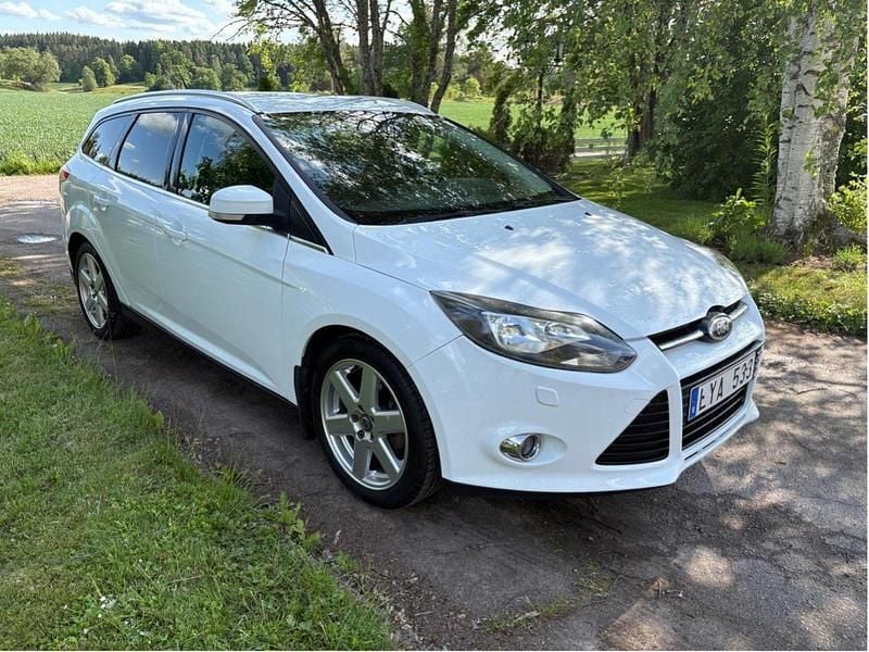 Vit Begagnad 2012 Ford Focus Titanium Kombi | 37 000 kr (Marknadspris) - Bild 1/4
