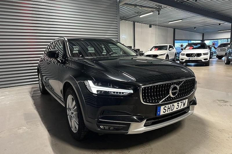 Begagnad Volvo V90 CC 235 HK (172 kW) 2019 Svart Kombi