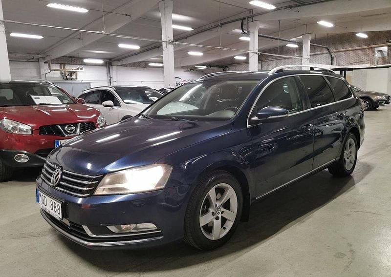 Mörkblå Begagnad 2011 VW Passat Kombi | 49 900 kr (Marknadspris) - Bild 1/4