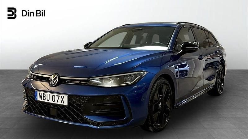 Blå Begagnad 2024 VW Passat R-line Edition Kombi | 429 900 kr (Bra pris) - Bild 1/4