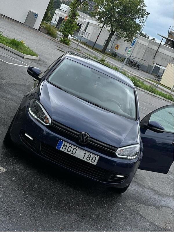 Blå Begagnad 2012 VW Golf VII Halvkombi | 46 000 kr (Superpris) - Bild 1/4